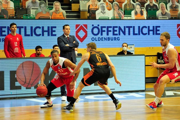 Basketball - Bundesliga - 12. Spieltag RASTA Vechta - Brose Bamberg am 08.01.2021 im RASTA Dome in Vechta Tim Hasbargen (Vechta) im Zweikampf mit Devon Hall (Bamberg)