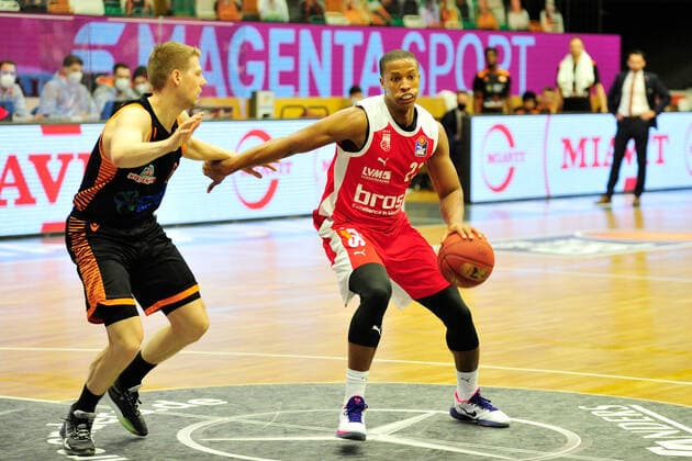 Basketball - Bundesliga - 12. Spieltag RASTA Vechta - Brose Bamberg am 08.01.2021 im RASTA Dome in Vechta Tim Hasbargen (Vechta) im Zweikampf mit Devon Hall (Bamberg)