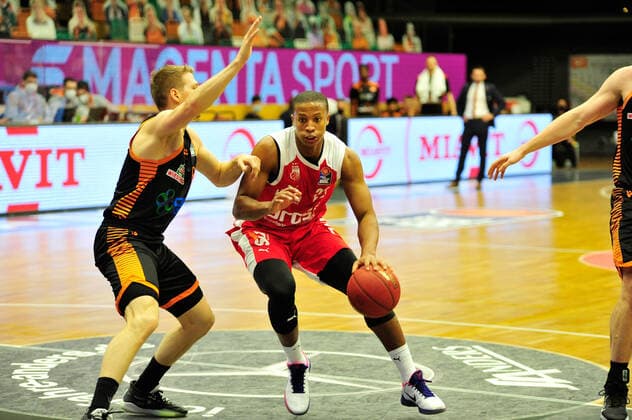 Basketball - Bundesliga - 12. Spieltag RASTA Vechta - Brose Bamberg am 08.01.2021 im RASTA Dome in Vechta Tim Hasbargen (Vechta) im Zweikampf mit Devon Hall (Bamberg)