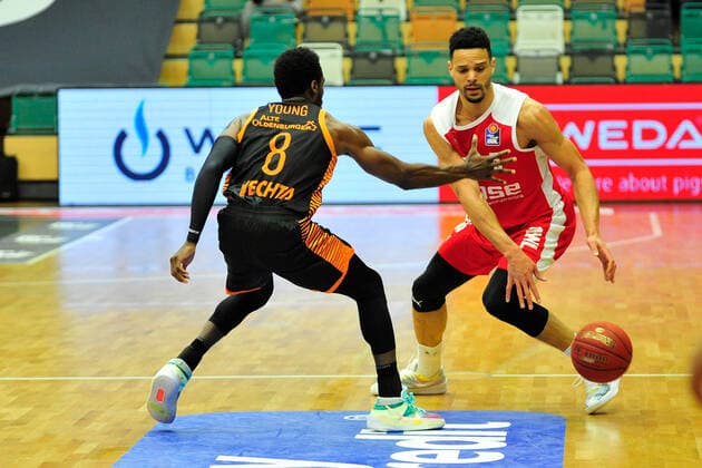 Basketball - Bundesliga - 12. Spieltag RASTA Vechta - Brose Bamberg am 08.01.2021 im RASTA Dome in Vechta Josh Young (Vechta) im Zweikampf mit Kenneth Ogbe (Bamberg)