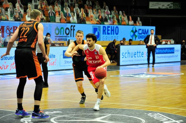 Basketball - Bundesliga - 12. Spieltag RASTA Vechta - Brose Bamberg am 08.01.2021 im RASTA Dome in Vechta Tim Hasbargen (Vechta) im Zweikampf mit Michele Vitali (Bamberg)