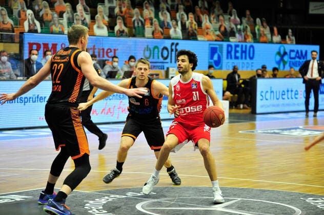 Basketball - Bundesliga - 12. Spieltag RASTA Vechta - Brose Bamberg am 08.01.2021 im RASTA Dome in Vechta Tim Hasbargen (Vechta) im Zweikampf mit Michele Vitali (Bamberg)