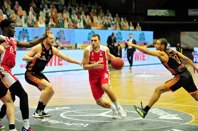 Basketball - Bundesliga - 12. Spieltag RASTA Vechta - Brose Bamberg am 08.01.2021 im RASTA Dome in Vechta Robin Christen (Vechta) im Zweikampf mit Chase Fieler (Bamberg)