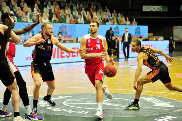 Basketball - Bundesliga - 12. Spieltag RASTA Vechta - Brose Bamberg am 08.01.2021 im RASTA Dome in Vechta Robin Christen (Vechta) im Zweikampf mit Chase Fieler (Bamberg)