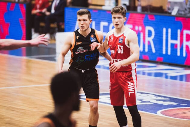 easyCredit-BBL: 12. Spieltag - RASTA Vechta vs. Brose Bamberg, 08.01.2021 Jannes Hundt (RASTA Vechta, 20), Bennet Hundt (Brose Bamberg, 33); easyCredit-BBL: 12. Spieltag - RASTA Vechta vs. Brose Bamberg am 08.01.2021 in Vechta (RASTA Dome), Germany, Copyright: xBEAUTIFULxSPORTS Neddermannx