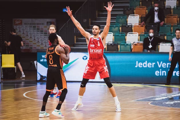easyCredit-BBL: 12. Spieltag - RASTA Vechta vs. Brose Bamberg, 08.01.2021 Joshua Adam Young (RASTA Vechta, 8), Dominic Lockhart (Brose Bamberg, 3); easyCredit-BBL: 12. Spieltag - RASTA Vechta vs. Brose Bamberg am 08.01.2021 in Vechta (RASTA Dome), Germany, Copyright: xBEAUTIFULxSPORTS Neddermannx