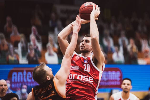 easyCredit-BBL: 12. Spieltag - RASTA Vechta vs. Brose Bamberg, 08.01.2021 Chase Fieler (Brose Bamberg, 20), Robin Manuel Christen (RASTA Vechta, 33); easyCredit-BBL: 12. Spieltag - RASTA Vechta vs. Brose Bamberg am 08.01.2021 in Vechta (RASTA Dome), Germany, Copyright: xBEAUTIFULxSPORTS Neddermannx
