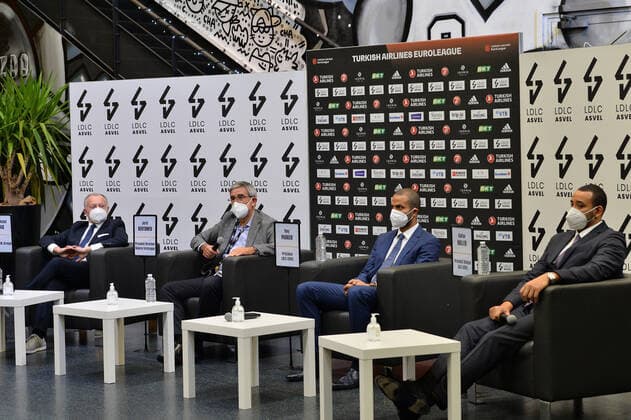 Jean-Michel Aulas (president OL groupe) avec Jordi Bertomeu (president euroligue) et Tony Parker (apresident asvel) avec Gaetan Muller (president delegue asvel) BASKETBALL : Conference de presse LDLC ASVEL - Euroleague - 08 01 2021 FredericChambert Panoramic 