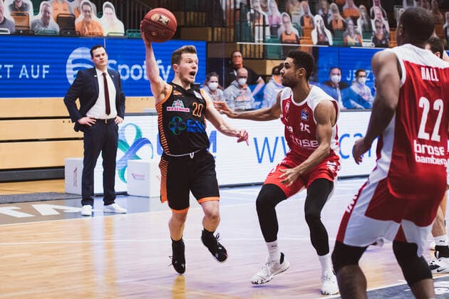 easyCredit-BBL: 12. Spieltag - RASTA Vechta vs. Brose Bamberg, 08.01.2021 Jannes Hundt (RASTA Vechta, 20), Kenneth Ogbe (Brose Bamberg, 25); easyCredit-BBL: 12. Spieltag - RASTA Vechta vs. Brose Bamberg am 08.01.2021 in Vechta (RASTA Dome), Germany, Copyright: xBEAUTIFULxSPORTS Neddermannx