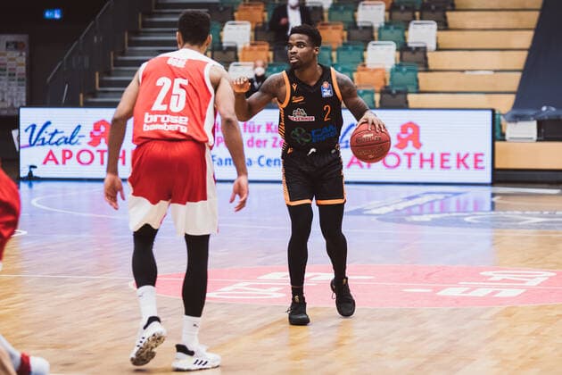 easyCredit-BBL: 12. Spieltag - RASTA Vechta vs. Brose Bamberg, 08.01.2021 Ikenna Ugochukwu Iroegbu (RASTA Vechta, 2), Kenneth Ogbe (Brose Bamberg, 25); easyCredit-BBL: 12. Spieltag - RASTA Vechta vs. Brose Bamberg am 08.01.2021 in Vechta (RASTA Dome), Germany, Copyright: xBEAUTIFULxSPORTS Neddermannx