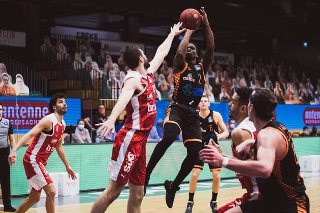 easyCredit-BBL: 12. Spieltag - RASTA Vechta vs. Brose Bamberg, 08.01.2021 Ikenna Ugochukwu Iroegbu (RASTA Vechta, 2), Chase Fieler (Brose Bamberg, 20); easyCredit-BBL: 12. Spieltag - RASTA Vechta vs. Brose Bamberg am 08.01.2021 in Vechta (RASTA Dome), Germany, Copyright: xBEAUTIFULxSPORTS Neddermannx