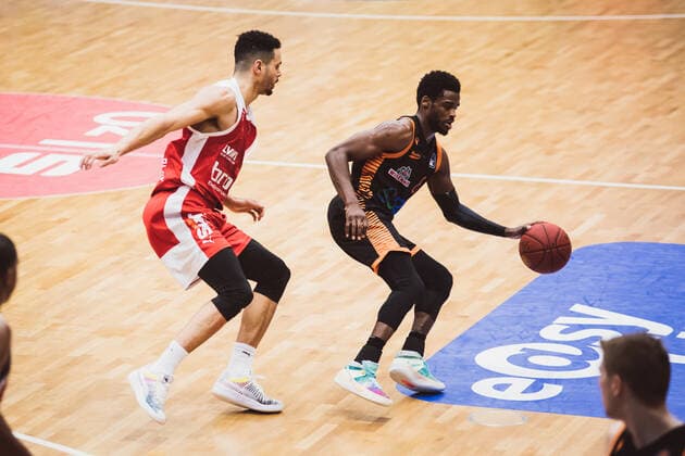 easyCredit-BBL: 12. Spieltag - RASTA Vechta vs. Brose Bamberg, 08.01.2021 Dominic Lockhart (Brose Bamberg, 3), Joshua Adam Young (RASTA Vechta, 8); easyCredit-BBL: 12. Spieltag - RASTA Vechta vs. Brose Bamberg am 08.01.2021 in Vechta (RASTA Dome), Germany, Copyright: xBEAUTIFULxSPORTS Neddermannx
