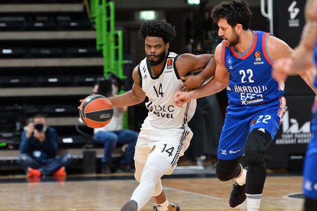 Derrick Walton Jr (asvel) vs Vasilije Micic (efes) BASKETBALL : LDLC ASVEL vs Anadolu Efes Istambul - Euroleague - 08 01 2021 FredericChambert Panoramic 
