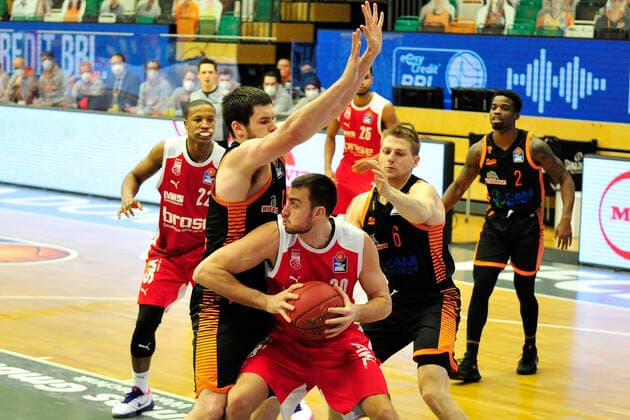 Basketball - Bundesliga - 12. Spieltag RASTA Vechta - Brose Bamberg am 08.01.2021 im RASTA Dome in Vechta Chase Fieler (Bamberg) im Zweikampf mit Will Vorhees (Vechta)