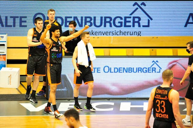 Basketball - Bundesliga - 12. Spieltag RASTA Vechta - Brose Bamberg am 08.01.2021 im RASTA Dome in Vechta Jordan Barnett (Vechta) reißt die Arme nach erstem Saisonsieg hoch