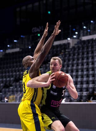 GER, Basketball, EWE Baskets Oldenburg vs medi bayreuth 09.01.2021, EWE Arena, Oldenburg, GER, easy Credit-BBL, EWE Baskets Oldenburg vs medi bayreuth, im Bild Osvaldas OLISEVICIUS ( medi bayreuth 31 ) Rickey PAULDING (EWE Baskets Oldenburg 23 )
