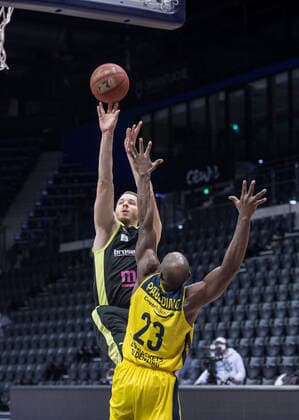 GER, Basketball, EWE Baskets Oldenburg vs medi bayreuth 09.01.2021, EWE Arena, Oldenburg, GER, easy Credit-BBL, EWE Baskets Oldenburg vs medi bayreuth, im Bild Osvaldas OLISEVICIUS ( medi bayreuth 31 ) Rickey PAULDING (EWE Baskets Oldenburg 23 )