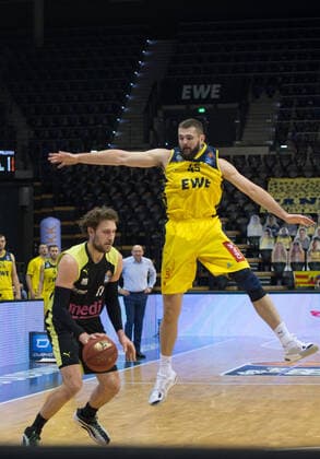 GER, Basketball, EWE Baskets Oldenburg vs medi bayreuth 09.01.2021, EWE Arena, Oldenburg, GER, easy Credit-BBL, EWE Baskets Oldenburg vs medi bayreuth, im Bild Matthew TIBY ( medi bayreuth 15 ) Nathan BOOTHE (EWE Baskets Oldenburg 45 )