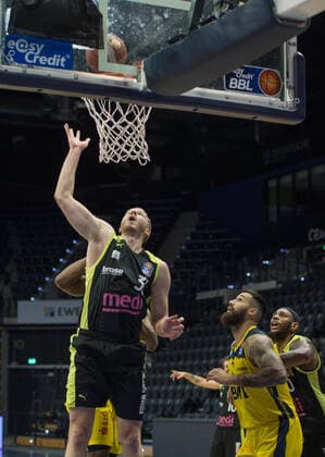 GER, Basketball, EWE Baskets Oldenburg vs medi bayreuth 09.01.2021, EWE Arena, Oldenburg, GER, easy Credit-BBL, EWE Baskets Oldenburg vs medi bayreuth, im Bild Osvaldas OLISEVICIUS ( medi bayreuth 31 ) Martin BREUNING (EWE Baskets Oldenburg 12 )