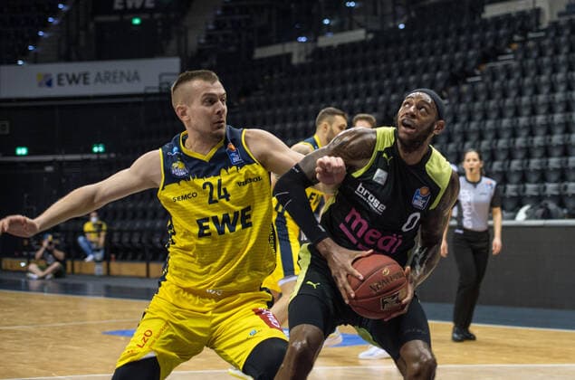 GER, Basketball, EWE Baskets Oldenburg vs medi bayreuth 09.01.2021, EWE Arena, Oldenburg, GER, easy Credit-BBL, EWE Baskets Oldenburg vs medi bayreuth, im Bild Derek PARDON ( medi bayreuth 0 ) Rasid MAHALBASIC (EWE Baskets Oldenburg 24 )