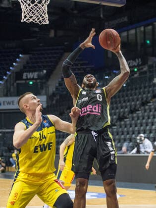 GER, Basketball, EWE Baskets Oldenburg vs medi bayreuth 09.01.2021, EWE Arena, Oldenburg, GER, easy Credit-BBL, EWE Baskets Oldenburg vs medi bayreuth, im Bild Derek PARDON ( medi bayreuth 0 ) Rasid MAHALBASIC (EWE Baskets Oldenburg 24 )