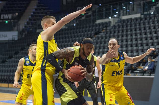 GER, Basketball, EWE Baskets Oldenburg vs medi bayreuth 09.01.2021, EWE Arena, Oldenburg, GER, easy Credit-BBL, EWE Baskets Oldenburg vs medi bayreuth, im Bild Derek PARDON ( medi bayreuth 0 ) Rasid MAHALBASIC (EWE Baskets Oldenburg 24 ) Karsten TADDA (EWE Baskets Oldenburg 9 )