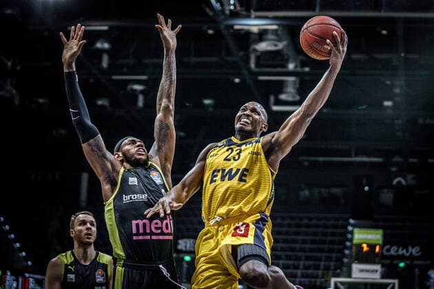 Basketball Oldenburg 09.01.2021 Saison 2020 2021 easyCredit BBL: 12. Spieltag: EWE Baskets - medi bayreuth Basketball Oldenburg 09.01.2021 Saison 2020 2021 easyCredit BBL: 12. Spieltag: EWE Baskets - medi bayreuth Derek Pardon (No. 0, medi bayreuth) 23, Rickey Paulding, EWE Baskets Oldenburg nur redaktionelle Verwendung - kommerzielle Verwendung Nutzung nur nach Absprache mit dem Fotografen Oldenburg Deutschland