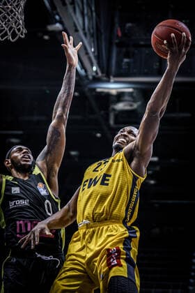 Basketball Oldenburg 09.01.2021 Saison 2020 2021 easyCredit BBL: 12. Spieltag: EWE Baskets - medi bayreuth Basketball Oldenburg 09.01.2021 Saison 2020 2021 easyCredit BBL: 12. Spieltag: EWE Baskets - medi bayreuth Derek Pardon (No. 0, medi bayreuth) 23, Rickey Paulding, EWE Baskets Oldenburg nur redaktionelle Verwendung - kommerzielle Verwendung Nutzung nur nach Absprache mit dem Fotografen Oldenburg Deutschland