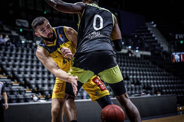 Sport Themen der Woche KW01 Sport Bilder des Tages Basketball Oldenburg 09.01.2021 Saison 2020 2021 easyCredit BBL: 12. Spieltag: EWE Baskets - medi bayreuth Basketball Oldenburg 09.01.2021 Saison 2020 2021 easyCredit BBL: 12. Spieltag: EWE Baskets - medi bayreuth 45, Nathan Boothe, EWE Baskets Oldenburg Derek Pardon (No. 0, medi bayreuth) nur redaktionelle Verwendung - kommerzielle Verwendung Nutzung nur nach Absprache mit dem Fotografen Oldenburg Deutschland