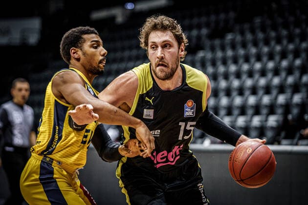 Basketball Oldenburg 09.01.2021 Saison 2020 2021 easyCredit BBL: 12. Spieltag: EWE Baskets - medi bayreuth Basketball Oldenburg 09.01.2021 Saison 2020 2021 easyCredit BBL: 12. Spieltag: EWE Baskets - medi bayreuth 25, Phil Pressey, EWE Baskets Oldenburg Matthew Tiby, medi bayreuth, No.15 nur redaktionelle Verwendung - kommerzielle Verwendung Nutzung nur nach Absprache mit dem Fotografen Oldenburg Deutschland