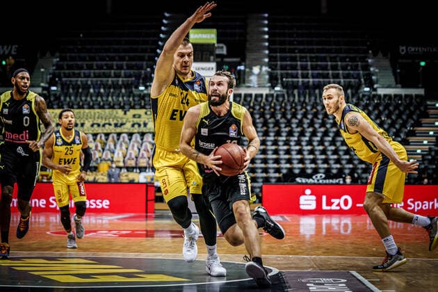 Basketball Oldenburg 09.01.2021 Saison 2020 2021 easyCredit BBL: 12. Spieltag: EWE Baskets - medi bayreuth Basketball Oldenburg 09.01.2021 Saison 2020 2021 easyCredit BBL: 12. Spieltag: EWE Baskets - medi bayreuth 24, Rasid Mahalbasic, EWE Baskets Oldenburg Bastian Doreth ,medi bayreuth, No.10 nur redaktionelle Verwendung - kommerzielle Verwendung Nutzung nur nach Absprache mit dem Fotografen Oldenburg Deutschland