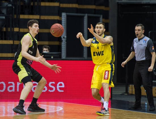 GER, Basketball, EWE Baskets Oldenburg vs medi bayreuth 09.01.2021, EWE Arena, Oldenburg, GER, easy Credit-BBL, EWE Baskets Oldenburg vs medi bayreuth, im Bild Keith HORNSBY (EWE Baskets Oldenburg 4 ) Kay BRUHNKE ( medi bayreuth 9 )