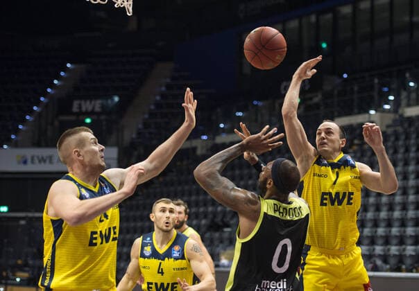 GER, Basketball, EWE Baskets Oldenburg vs medi bayreuth 09.01.2021, EWE Arena, Oldenburg, GER, easy Credit-BBL, EWE Baskets Oldenburg vs medi bayreuth, im Bild Verteidigung Rasid MAHALBASIC (EWE Baskets Oldenburg 24 ) Derek PARDON ( medi bayreuth 0 ) eb06 Keith HORNSBY (EWE Baskets Oldenburg 4 )