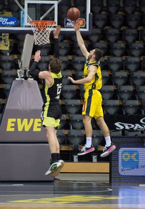 GER, Basketball, EWE Baskets Oldenburg vs medi bayreuth 09.01.2021, EWE Arena, Oldenburg, GER, easy Credit-BBL, EWE Baskets Oldenburg vs medi bayreuth, im Bild zum Korb Sebastian HERRERA (EWE Baskets Oldenburg 7 ) gegen Matthew TIBY ( medi bayreuth 15 )