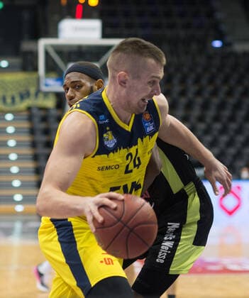 GER, Basketball, EWE Baskets Oldenburg vs medi bayreuth 09.01.2021, EWE Arena, Oldenburg, GER, easy Credit-BBL, EWE Baskets Oldenburg vs medi bayreuth, im Bild Rasid MAHALBASIC (EWE Baskets Oldenburg 24 ) Derek PARDON ( medi bayreuth 0 )