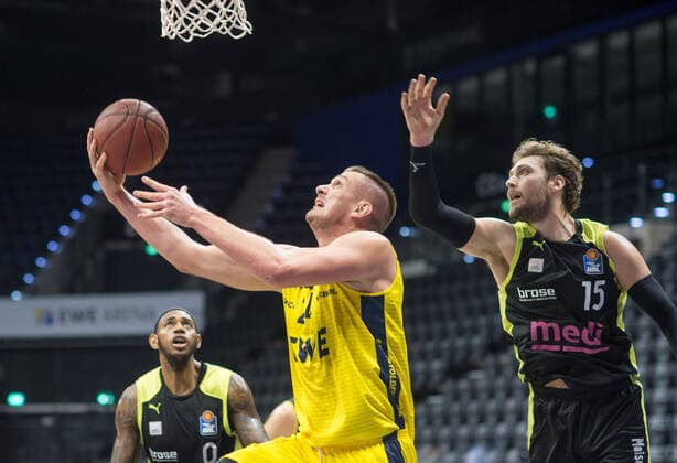 GER, Basketball, EWE Baskets Oldenburg vs medi bayreuth 09.01.2021, EWE Arena, Oldenburg, GER, easy Credit-BBL, EWE Baskets Oldenburg vs medi bayreuth, im Bild Rasid MAHALBASIC (EWE Baskets Oldenburg 24 ) Matthew TIBY ( medi bayreuth 15 )