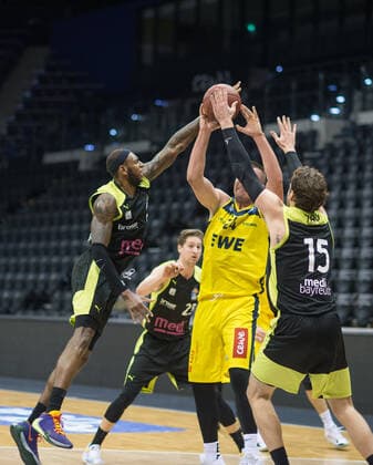 GER, Basketball, EWE Baskets Oldenburg vs medi bayreuth 09.01.2021, EWE Arena, Oldenburg, GER, easy Credit-BBL, EWE Baskets Oldenburg vs medi bayreuth, im Bild Rasid MAHALBASIC (EWE Baskets Oldenburg 24 ) Derek PARDON ( medi bayreuth 0 ) Matthew TIBY ( medi bayreuth 15 )
