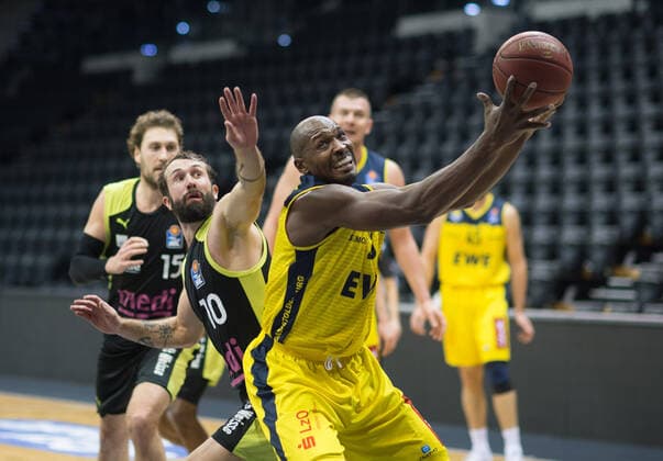GER, Basketball, EWE Baskets Oldenburg vs medi bayreuth 09.01.2021, EWE Arena, Oldenburg, GER, easy Credit-BBL, EWE Baskets Oldenburg vs medi bayreuth, im Bild Rickey PAULDING (EWE Baskets Oldenburg 23 ) Bastian DORETH ( medi bayreuth 10 )
