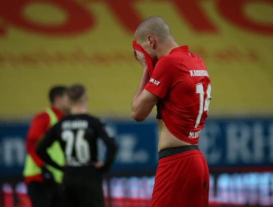 09.01.2021, xklex, Fussball 3.Liga, 1.FC Kaiserslautern - FC Viktoria Koeln emspor, v.l. Adam Hlousek (1.FC Kaiserslautern) ist nach Spielende enttaeuscht (DFL DFB REGULATIONS PROHIBIT ANY USE OF PHOTOGRAPHS as IMAGE SEQUENCES and or QUASI-VIDEO) Kaiserslautern *** 09 01 2021, xklex, Football 3 Liga, 1 FC Kaiserslautern FC Viktoria Koeln emspor, v l Adam Hlousek 1 FC Kaiserslautern is disappointed after the end of the match DFL DFB REGULATES PROHIBIT ANY USE OF PHOTOGRAPHS as IMAGE SEQUENCES and or QUASI VIDEO Kaiserslautern
