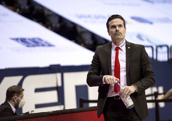 GER, Basketball, EWE Baskets Oldenburg vs medi bayreuth 09.01.2021, EWE Arena, Oldenburg, GER, easy Credit-BBL, EWE Baskets Oldenburg vs medi bayreuth, im Bild Raoul KORNER ( medi bayreuth Headcoach Trainer ) mit der Flasche