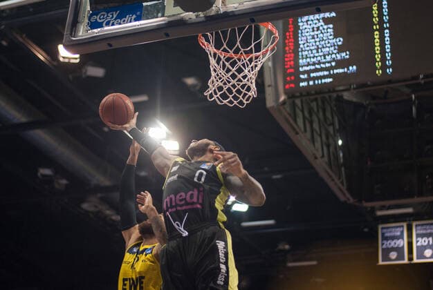 GER, Basketball, EWE Baskets Oldenburg vs medi bayreuth 09.01.2021, EWE Arena, Oldenburg, GER, easy Credit-BBL, EWE Baskets Oldenburg vs medi bayreuth, im Bild Derek PARDON ( medi bayreuth 0 ) Martin BREUNING (EWE Baskets Oldenburg 12 )