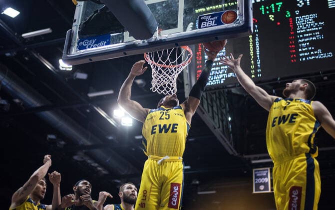 GER, Basketball, EWE Baskets Oldenburg vs medi bayreuth 09.01.2021, EWE Arena, Oldenburg, GER, easy Credit-BBL, EWE Baskets Oldenburg vs medi bayreuth, im Bild Phil PRESSEY (EWE Baskets Oldenburg 25 ) Sebastian HERRERA (EWE Baskets Oldenburg 7 ) Keith HORNSBY (EWE Baskets Oldenburg 4 ) Derek PARDON ( medi bayreuth 0 ) Nathan BOOTHE (EWE Baskets Oldenburg 45 )