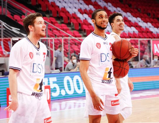 Nils Haßfurther (s. Oliver Würzburg, 07) und Brekkott Chapman (s. Oliver Würzburg, 02) gut gelaunt vor dem Spiel. Telekom Baskets Bonn vs. s. Oliver Wuerzburg, Herren, Basketball, 1. Bundesliga, 12. Spieltag, 2020 2021, 09.01.2021 Telekom Baskets Bonn vs. s. Oliver Wuerzburg, Herren, Basketball, 1. Bundesliga, 12. Spieltag, 2020 2021, 09.01.2021 Bonn Copyright: xJulianxMeusel Eibner-Pressefotox EP_JML