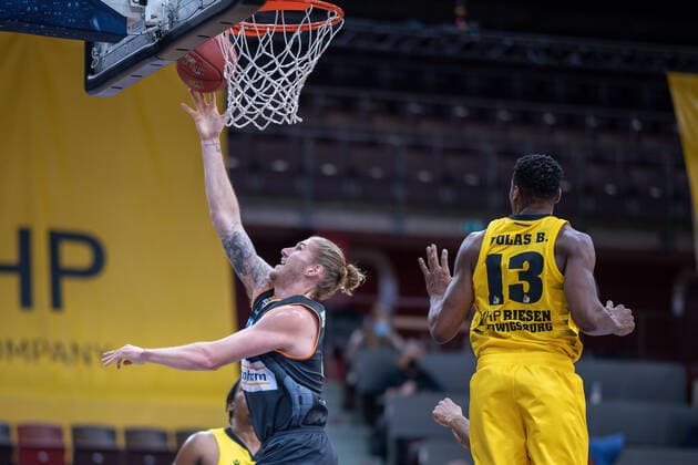 Dylan Osetkowski (Ratiopharm Ulm 21), Yorman Polas Bartolo (MHP Riesen Ludwigsburg, 13), MHP Riesen Ludwigsburg vs. Ratiopharm Ulm, Basketball, Bundesliga, 12. Spieltag, Spielzeit 20 21, 09.01.2021, MHP Riesen Ludwigsburg vs. Ratiopharm Ulm, Basketball, Bundesliga, 12. Spieltag, Spielzeit 20 21, 09.01.2021 Ludwigsburg Copyright: xEibner-Pressefoto SaschaxWaltherx EP_swa