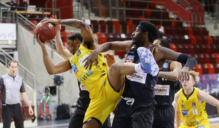 Ludwigsburg , Basketball easyCredit BBL Bundesliga , MHP RIESEN Ludwigsburg vs. ratiopharm Ulm , von links: Desi Rodriguez ( Riesen ) Aric Holman ( ulm )