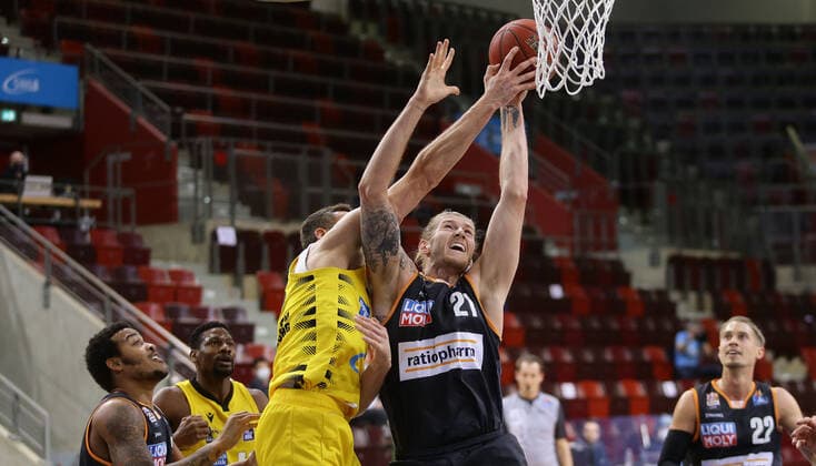 Ludwigsburg , Basketball easyCredit BBL Bundesliga , MHP RIESEN Ludwigsburg vs. ratiopharm Ulm , von links: Jonas Wohlfarth-Bottermann ( Riesen ) Dylan Osetkowski ( Ulm )
