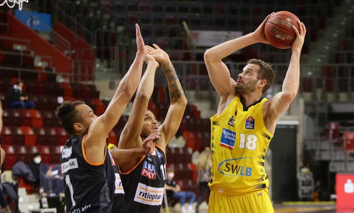 Ludwigsburg , Basketball easyCredit BBL Bundesliga , MHP RIESEN Ludwigsburg vs. ratiopharm Ulm , von links: Demitrius Congar ( ulm ) Isaiah Wilkins ( Ulm ) Jonas Wohlfarth-Bottermann ( Riesen )