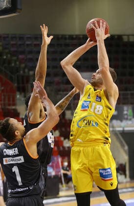 Ludwigsburg , Basketball easyCredit BBL Bundesliga , MHP RIESEN Ludwigsburg vs. ratiopharm Ulm , von links: Demitrius Congar ( ulm ) Isaiah Wilkins ( Ulm ) Jonas Wohlfarth-Bottermann ( Riesen )