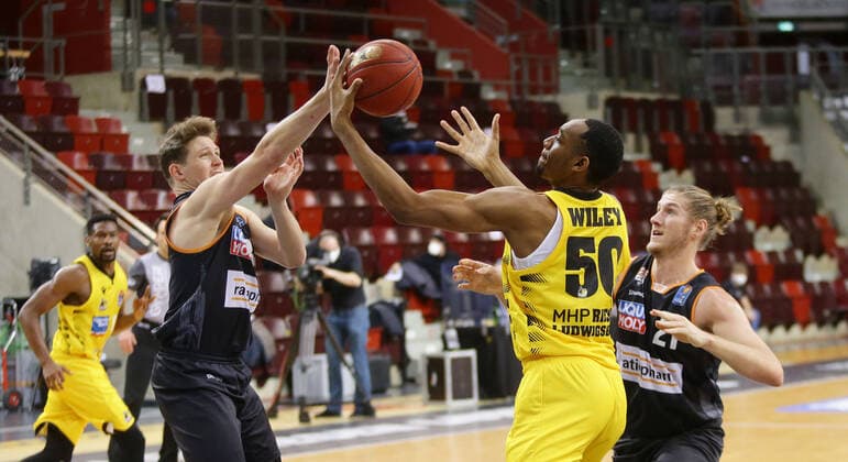 Ludwigsburg , Basketball easyCredit BBL Bundesliga , MHP RIESEN Ludwigsburg vs. ratiopharm Ulm , von links: Patrick Heckmann ( Ulm ) Austin Wiley ( Riesen )