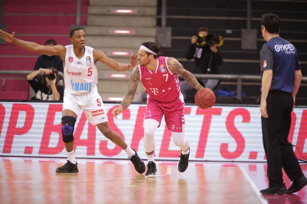 Chris Babb Telekom Baskets Bonn vs. Justin Sears s.Oliver Würzburg easyCredit BBL 1. Bundesliga , Saison 2020 2021 , 12. Spieltag